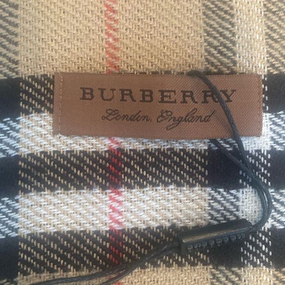 Burberry Reversible cashmere & wool blend scarf- New with Tag - Picture 3 of 9